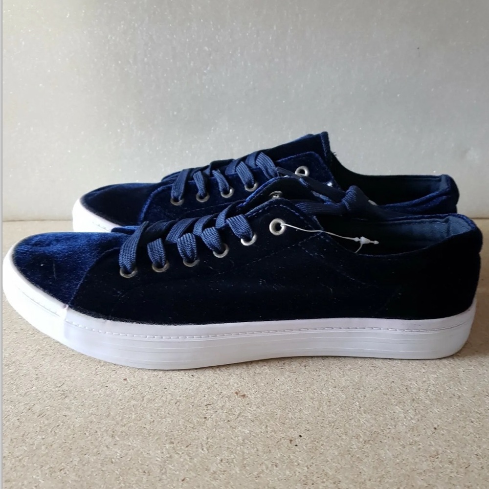 Joe Boxer Rosemarie Navy Blue/White women's casual Sneaker size 10 NEW